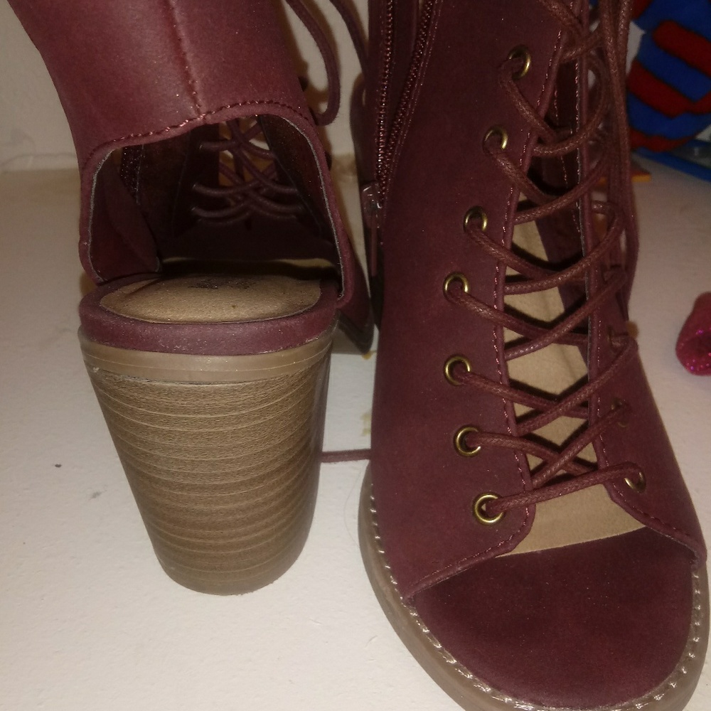 Heels - Picture 4 of 4
